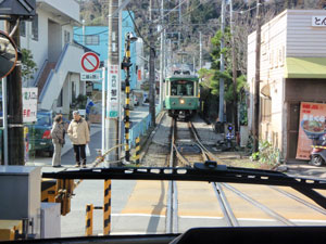 駅ですれ違う江ノ電