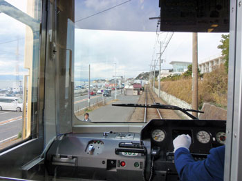 七里ヶ浜沿いに走る江ノ電