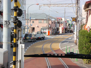 路面へと出る江ノ電