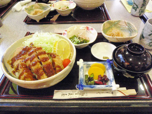 これがまぐろソースかつ丼