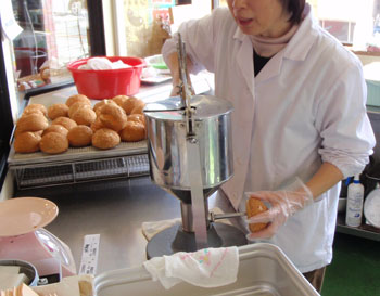 ホイップクリームをシューに入れる