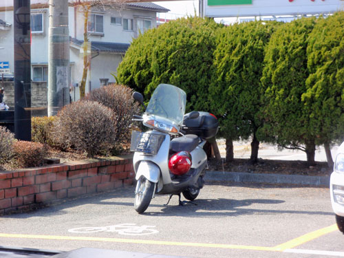 ガストの駐車場にて