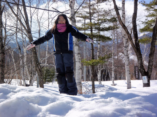 雪とたわむれる