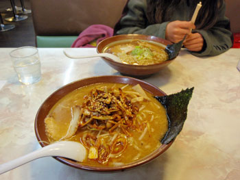 茅野市内国道沿いのラーメン店にて
