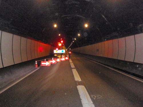 談合坂トンネル内の工事現場