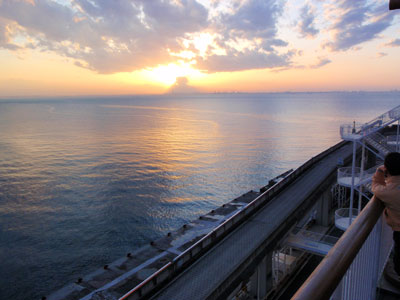 海ほたるＰＡから夕陽を望む