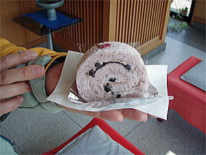 桜のロールケーキ