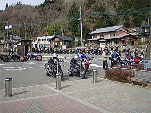 �吨�̃��C�_�[���W�܂铹�̉w�u�ǂ����v