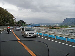 ��m�t�߂𑖍s��