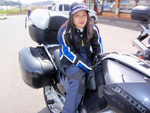 コンビニ駐車場にて