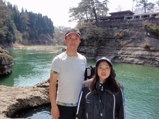 塔のへつりでひかりと記念撮影