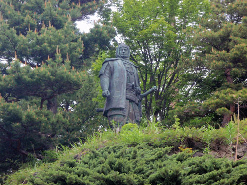 春日山の上杉謙信像