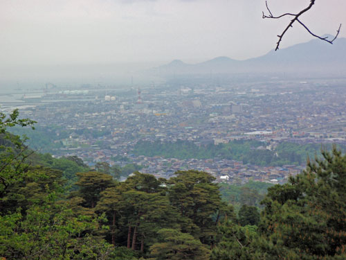 春日山から直江津を望む