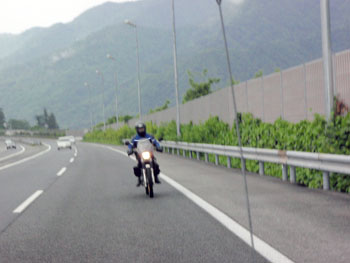 中央高速道路を走行