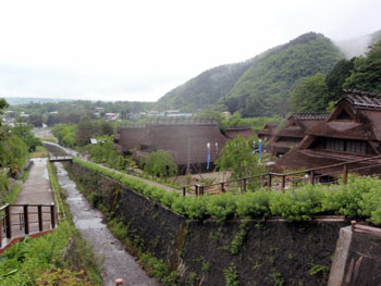 集落を二分する川