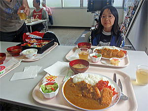 昼食はカツカレー