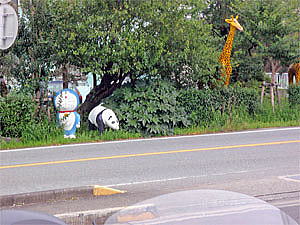 ドラえもんやらパンダ、キリンなどがこちらを見ている