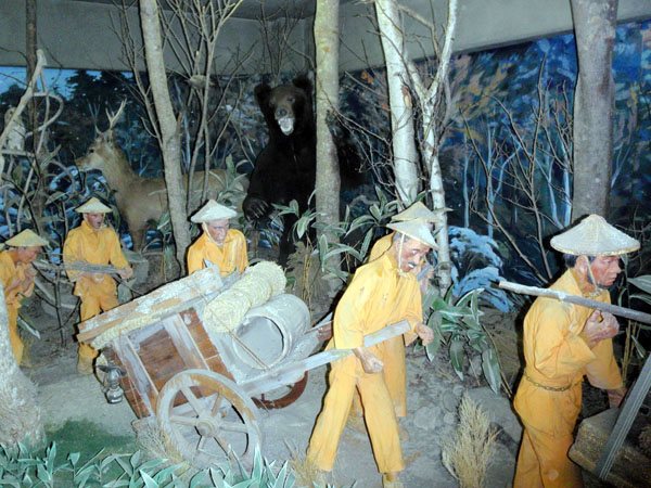 熊に襲われる囚人