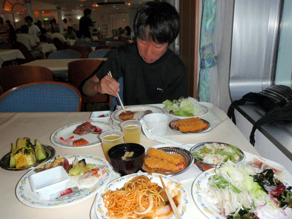豪華な夕食バイキング