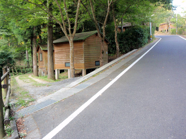 キャンプ場のテントサイト入口