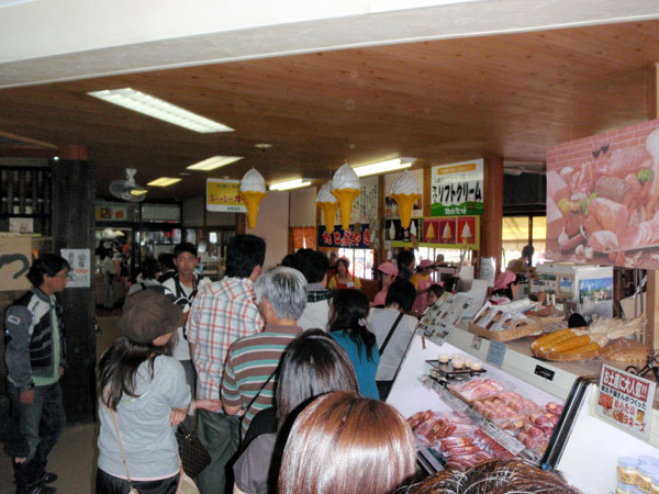 ソフトクリーム売場での行列