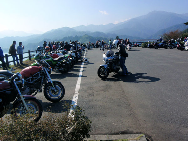 「鳥居原ふれあいの館」の駐車場