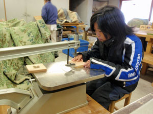 糸鋸を使いこなすあかり