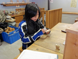 紙ヤスリで仕上げ