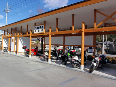 道の駅「両神温泉薬師の湯」の二輪専用屋根付き駐車場