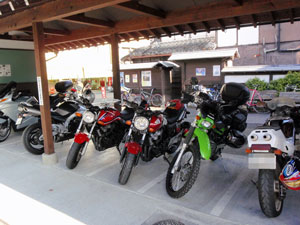 小鹿野町商店街の中の二輪専用駐車場