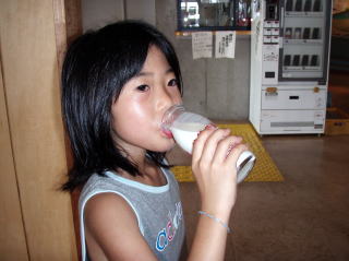 大好きな牛乳を飲むあかり