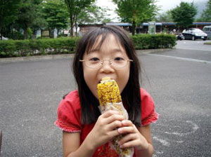 とうもろこしをがぶり