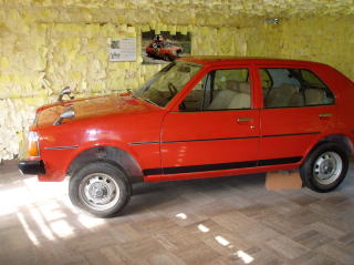 幸福の黄色いハンカチの赤い車