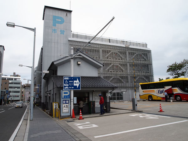 松本城大手門駐車場