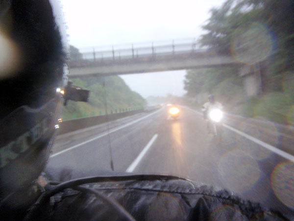 花巻ＰＡを過ぎると雨に降られ出した