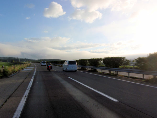 前方は厚い雲におおわれてはいるが