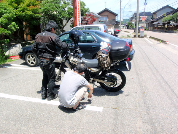 バイクの様子を見ているところ