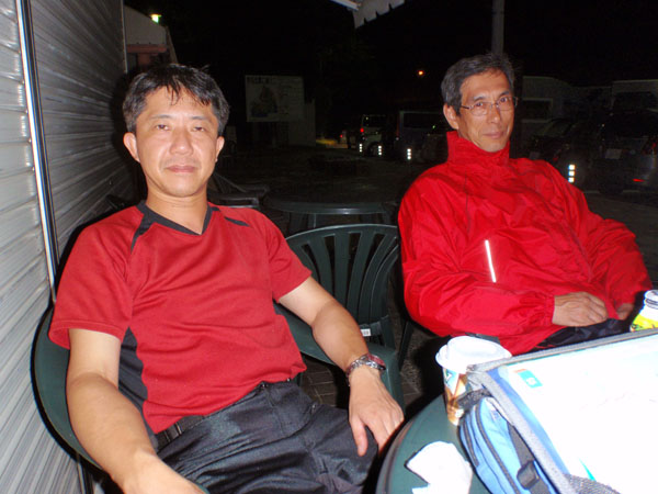 疲れた表情の２人