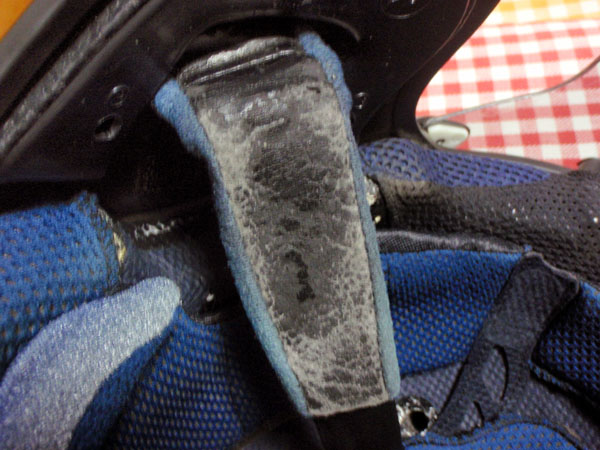 ボロボロの顎紐