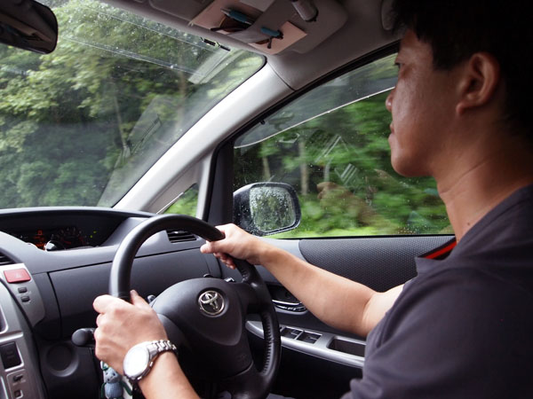 車で出発