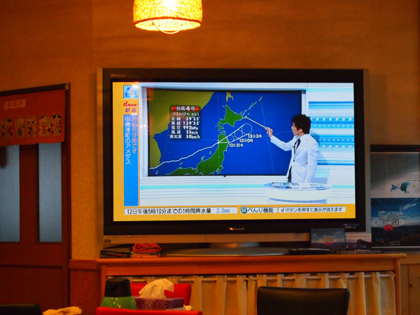 台風接近中!を伝えるTV