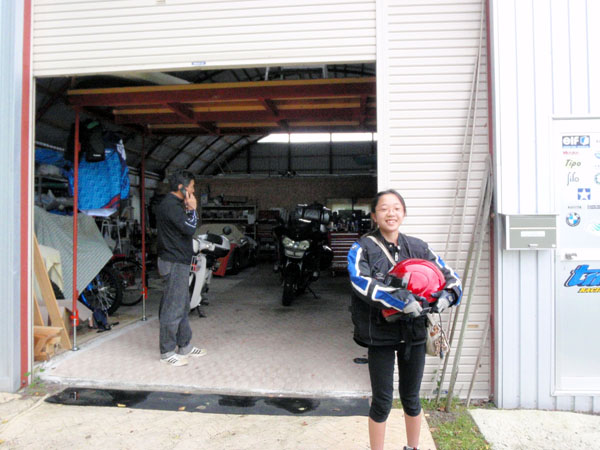 秘密基地前にて