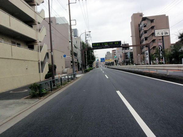 環七通りと電光表示板