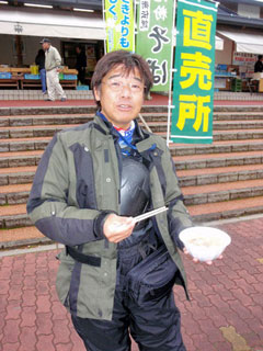 きのこ汁を食べるカメさん