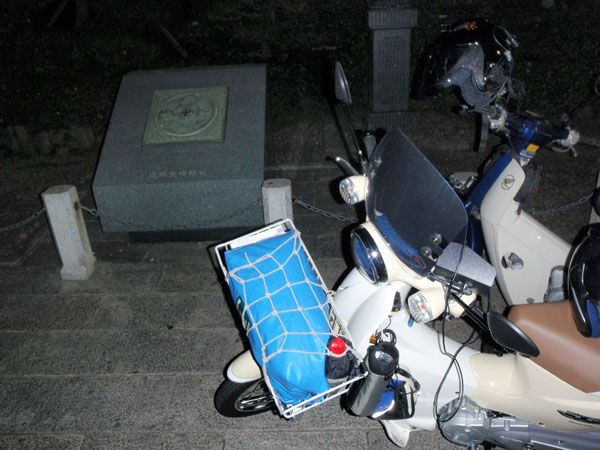 日本橋の道路元標前にて