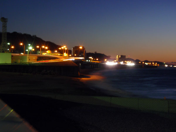 夜明け前の西湘バイパス