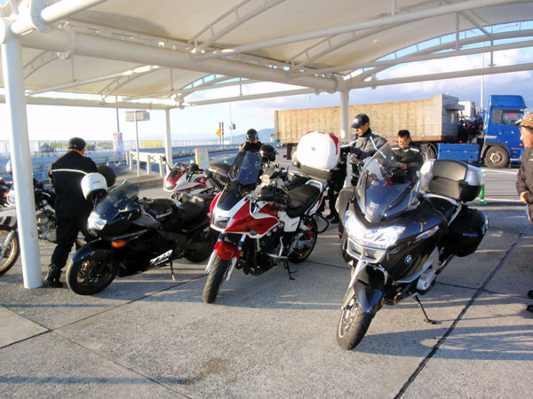 西湘バイパス西湘ＰＡ内の二輪駐車スペース