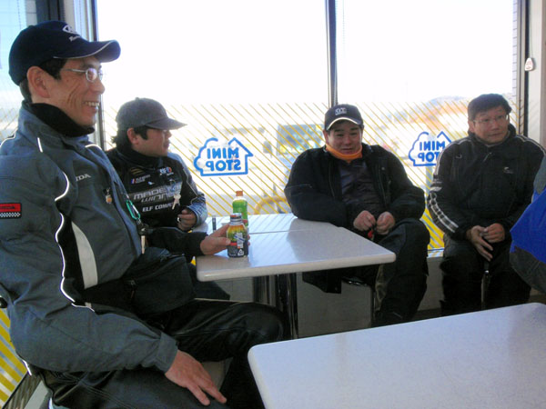 ミニストップ店内で休憩