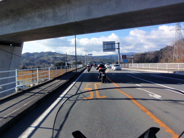 修善寺道路の高架下を走行