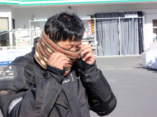 作業を見守るシンさん